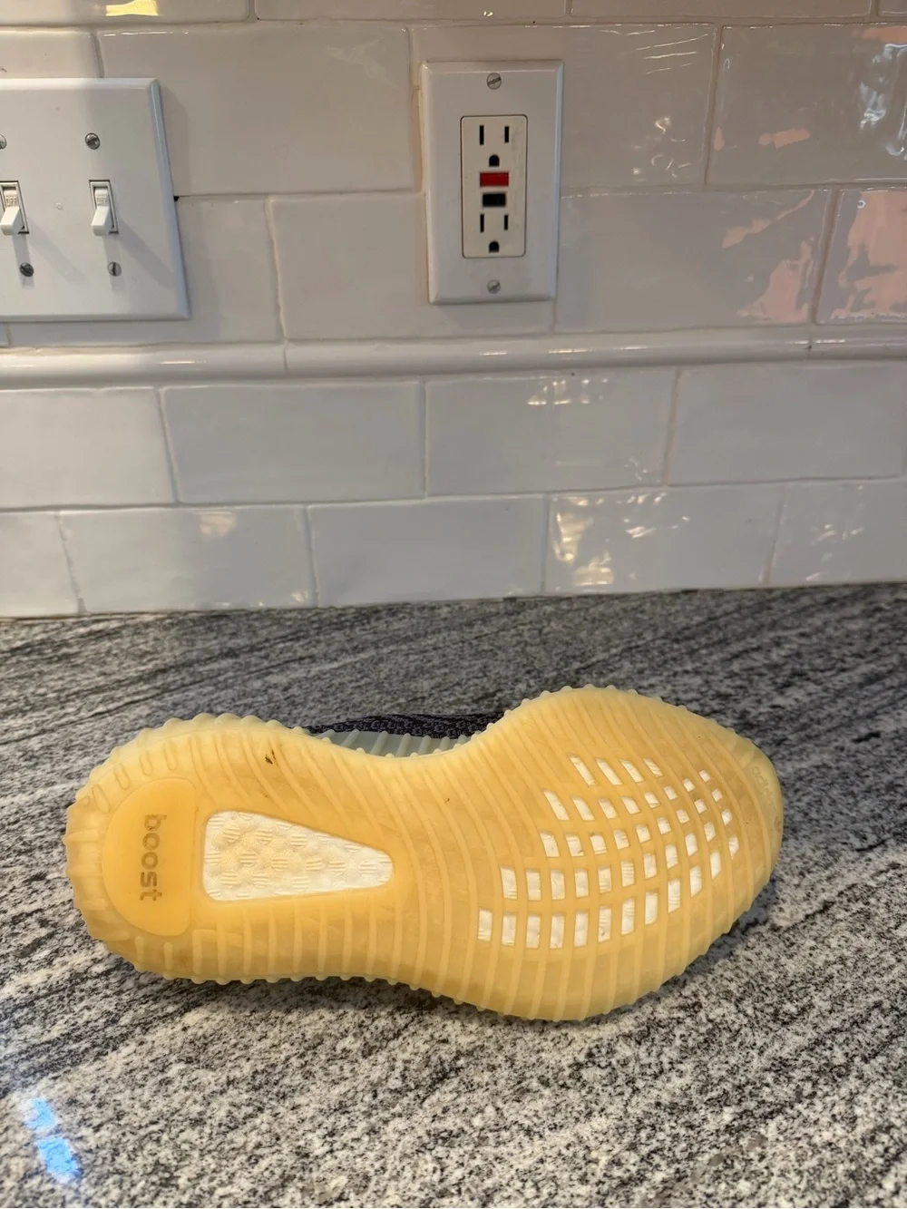 Men’s Adidas Yeezy Boost 350 V2 Carbon Black FZ5000 Size 6/Women’s 7.5